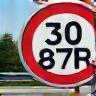 Verkehrsschild für Geschwindigkeitsbegrenzung auf einer österreichischen Autobahn